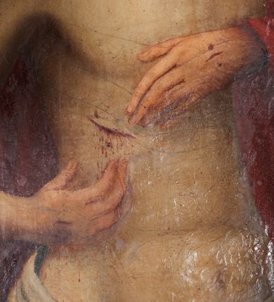 Zdjęcie nr 4: Obraz w formie stojącego prostokąta. Chrystus przedstawiony w półpostaci, zwrócony w trzech czwartych w lewo, z głową przechyloną na prawe ramię, obiema rękami wskazuje na ranę w prawym boku. Twarz podłużna, modelowana światłocieniem, o migdałowatych oczach, prostym nosie i pełnych ustach, okolona jasną, krótką brodą. Włosy brązowe, lekko kręcone, opadają na ramiona. Na głowie korona cierniowa. Chrystus w partii bioder przepasany białą, drapowaną tkaniną, na lewe ramię i plecy narzucony czerwony płaszcz. Ciało szczupłe, o miękkim modelunku światłocieniowym, delikatnie zarysowanym torsie, z zaznaczonymi śladami męki na dłoniach i prawym boku. Tło ciemnobrązowe, rozjaśnione wokół głowy postaci. Obraz utrzymany w ciepłej tonacji.