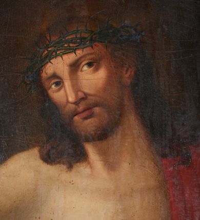 Zdjęcie nr 3: Obraz w formie stojącego prostokąta. Chrystus przedstawiony w półpostaci, zwrócony w trzech czwartych w lewo, z głową przechyloną na prawe ramię, obiema rękami wskazuje na ranę w prawym boku. Twarz podłużna, modelowana światłocieniem, o migdałowatych oczach, prostym nosie i pełnych ustach, okolona jasną, krótką brodą. Włosy brązowe, lekko kręcone, opadają na ramiona. Na głowie korona cierniowa. Chrystus w partii bioder przepasany białą, drapowaną tkaniną, na lewe ramię i plecy narzucony czerwony płaszcz. Ciało szczupłe, o miękkim modelunku światłocieniowym, delikatnie zarysowanym torsie, z zaznaczonymi śladami męki na dłoniach i prawym boku. Tło ciemnobrązowe, rozjaśnione wokół głowy postaci. Obraz utrzymany w ciepłej tonacji.