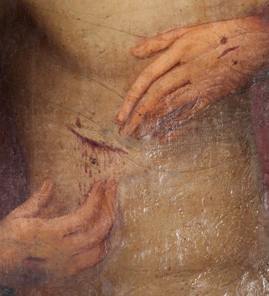 Zdjęcie nr 5: Obraz w formie stojącego prostokąta. Chrystus przedstawiony w półpostaci, zwrócony w trzech czwartych w lewo, z głową przechyloną na prawe ramię, obiema rękami wskazuje na ranę w prawym boku. Twarz podłużna, modelowana światłocieniem, o migdałowatych oczach, prostym nosie i pełnych ustach, okolona jasną, krótką brodą. Włosy brązowe, lekko kręcone, opadają na ramiona. Na głowie korona cierniowa. Chrystus w partii bioder przepasany białą, drapowaną tkaniną, na lewe ramię i plecy narzucony czerwony płaszcz. Ciało szczupłe, o miękkim modelunku światłocieniowym, delikatnie zarysowanym torsie, z zaznaczonymi śladami męki na dłoniach i prawym boku. Tło ciemnobrązowe, rozjaśnione wokół głowy postaci. Obraz utrzymany w ciepłej tonacji.