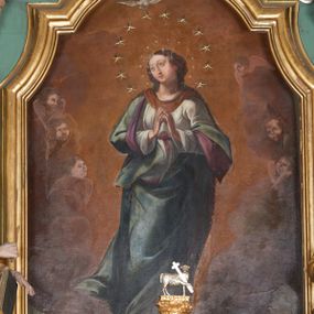 Zdjęcie nr 1: Obraz w formie stojącego prostokąta zamkniętego łukiem nadwieszonym z uskokiem. W centrum postać Matki Boskiej Niepokalanie Poczętej stojącej na półksiężycu i kuli z wężem sięgającym po owoc. Maria ukazana frontalnie, z głową skierowaną w prawo, w kontrapoście, z dłońmi złożonymi w geście modlitwy. Twarz ma rozświetloną, pełną, o delikatnie malowanych rysach, z oczami zwróconymi ku górze, długim nosem i małymi, pełnymi ustami. Włosy długie, falowane, opadają na plecy. Postać ubrana w białą suknię, przewiązaną w talii fioletową szarfą oraz z jasnobrązową szafą u szyi. Zielononiebieski płaszcz z fioletowym podbiciem zarzucony na ramiona otacza postać z przodu. Tkanina delikatnie drapowana, układa się w swobodnie opadające fałdy, z lekko rozwianymi fragmentami. Postać ukazana na tle rozświetlonego nieba w odcieniach ochry, otoczona obłokami z uskrzydlonymi główkami anielskimi. Nad jej głową nadlatująca gołębica Ducha Świętego i wieniec z 12 gwiazd. U spodu kompozycji w dolnych narożach przedstawienie pejzażu z architekturą, po lewej stronie ze słońcem, po prawej z księżycem. Kolorystyka stonowana, nienasycona, z przewagą ochry, błękitu oraz bieli.