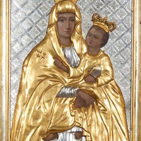 Zdjęcie nr 1: Obraz w formie stojącego prostokąta. Matka Boska ukazana w półpostaci, zwrócona frontalnie, na lewej ręce podtrzymuje Dzieciątko, prawą krzyżuje z przodu z dłonią w geście błogosławieństwa. Twarz o śniadej karnacji łagodnych rysach, z długim prostym nosem i ciemnobrązowymi oczami. Maria ubrana w posrebrzaną suknię z wąskimi rękawami oraz pozłacany maforion z gwiazdą na prawym ramieniu narzucony na głowę i ramiona. Dzieciątko zwrócone w trzech czwartych w lewo, lewą ręką trzyma przy boku zamkniętą księgę, prawą wykonuje gest błogosławieństwa. Twarz okrągła o śniadej karnacji z ciemnobrązowymi oczami, prostym nosem, pełnymi ustami, okolona krótkimi brązowymi włosami, układającymi się w lekko skręcone pukle. Dzieciątko jest ubrane w długą złotą tunikę z wąskimi rękawami. Na głowach obu postaci zamknięte złote korony. Postacie ukazane na tle posrebrzanej, płaskorzeźbionej kratki wypełnionej rozetami. Twarze, dłonie i stopy Marii i Jezusa malowane na drewnie, szaty i korony płaskorzeźbione. 