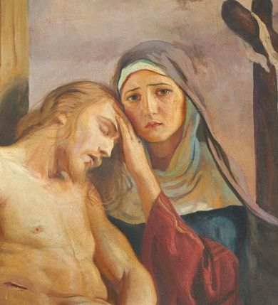 Zdjęcie nr 2: Obraz w formie stojącego prostokąta. W centrum kompozycji Matka Boska w pozycji siedzącej, pod krzyżem, ukazana frontalnie. Na kolanach trzyma martwe ciało Chrystusa, oparte o pionową belkę krzyża. Lewą ręką przytrzymuje na ramieniu głowę Syna, do której przytula twarz. Maria ma okrągłą twarz, o wyrazistych rysach, dużych oczach, uniesionych brwiach, prostym nosie i pełnych ustach. Ubrana jest w granatową suknię oraz czerwony płaszcz, przepasany przez lewe przedramię i spoczywający na kolanach. Na głowie ma białą podwikę oraz rozwiany, jasnofioletowy welon. Ciało Chrystusa zwrócone w trzech czwartych w lewo, opada bezwładnie na prawe ramię Marii. Lewa ręka spoczywa na podbrzuszu, prawa opada wzdłuż ciała. Twarz ma szczupłą, z zamkniętymi oczami, garbatym nosem i lekko rozchylonymi ustami; okoloną jasnym zarostem i jasnymi, długimi włosami. Ciało ma muskularne, z zaznaczonymi śladami męki. Przez biodra ma przerzuconą białą tkaniną. W tle ukazana Golgota z krzyżem, o który oparta jest drabina, a na ramieniu powiewa biała tkanina. Niebo zachmurzone, w kolorze fioletowo-brunatnym. W lewym dolnym rogu sygnatura „SKlimowski”. 