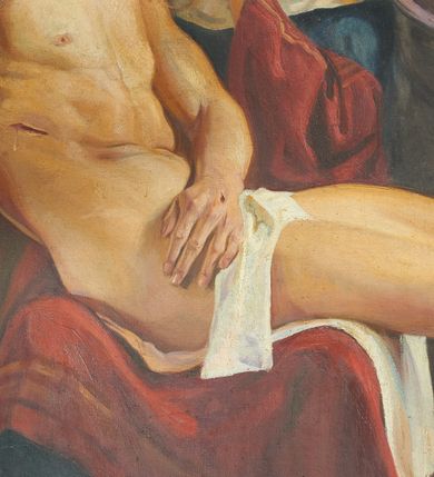 Zdjęcie nr 3: Obraz w formie stojącego prostokąta. W centrum kompozycji Matka Boska w pozycji siedzącej, pod krzyżem, ukazana frontalnie. Na kolanach trzyma martwe ciało Chrystusa, oparte o pionową belkę krzyża. Lewą ręką przytrzymuje na ramieniu głowę Syna, do której przytula twarz. Maria ma okrągłą twarz, o wyrazistych rysach, dużych oczach, uniesionych brwiach, prostym nosie i pełnych ustach. Ubrana jest w granatową suknię oraz czerwony płaszcz, przepasany przez lewe przedramię i spoczywający na kolanach. Na głowie ma białą podwikę oraz rozwiany, jasnofioletowy welon. Ciało Chrystusa zwrócone w trzech czwartych w lewo, opada bezwładnie na prawe ramię Marii. Lewa ręka spoczywa na podbrzuszu, prawa opada wzdłuż ciała. Twarz ma szczupłą, z zamkniętymi oczami, garbatym nosem i lekko rozchylonymi ustami; okoloną jasnym zarostem i jasnymi, długimi włosami. Ciało ma muskularne, z zaznaczonymi śladami męki. Przez biodra ma przerzuconą białą tkaniną. W tle ukazana Golgota z krzyżem, o który oparta jest drabina, a na ramieniu powiewa biała tkanina. Niebo zachmurzone, w kolorze fioletowo-brunatnym. W lewym dolnym rogu sygnatura „SKlimowski”. 