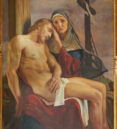 Zdjęcie nr 1: Obraz w formie stojącego prostokąta. W centrum kompozycji Matka Boska w pozycji siedzącej, pod krzyżem, ukazana frontalnie. Na kolanach trzyma martwe ciało Chrystusa, oparte o pionową belkę krzyża. Lewą ręką przytrzymuje na ramieniu głowę Syna, do której przytula twarz. Maria ma okrągłą twarz, o wyrazistych rysach, dużych oczach, uniesionych brwiach, prostym nosie i pełnych ustach. Ubrana jest w granatową suknię oraz czerwony płaszcz, przepasany przez lewe przedramię i spoczywający na kolanach. Na głowie ma białą podwikę oraz rozwiany, jasnofioletowy welon. Ciało Chrystusa zwrócone w trzech czwartych w lewo, opada bezwładnie na prawe ramię Marii. Lewa ręka spoczywa na podbrzuszu, prawa opada wzdłuż ciała. Twarz ma szczupłą, z zamkniętymi oczami, garbatym nosem i lekko rozchylonymi ustami; okoloną jasnym zarostem i jasnymi, długimi włosami. Ciało ma muskularne, z zaznaczonymi śladami męki. Przez biodra ma przerzuconą białą tkaniną. W tle ukazana Golgota z krzyżem, o który oparta jest drabina, a na ramieniu powiewa biała tkanina. Niebo zachmurzone, w kolorze fioletowo-brunatnym. W lewym dolnym rogu sygnatura „SKlimowski”. 