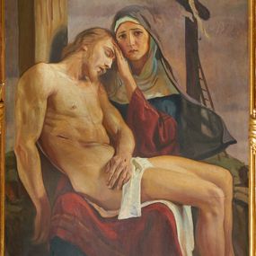 Zdjęcie nr 1: Obraz w formie stojącego prostokąta. W centrum kompozycji Matka Boska w pozycji siedzącej, pod krzyżem, ukazana frontalnie. Na kolanach trzyma martwe ciało Chrystusa, oparte o pionową belkę krzyża. Lewą ręką przytrzymuje na ramieniu głowę Syna, do której przytula twarz. Maria ma okrągłą twarz, o wyrazistych rysach, dużych oczach, uniesionych brwiach, prostym nosie i pełnych ustach. Ubrana jest w granatową suknię oraz czerwony płaszcz, przepasany przez lewe przedramię i spoczywający na kolanach. Na głowie ma białą podwikę oraz rozwiany, jasnofioletowy welon. Ciało Chrystusa zwrócone w trzech czwartych w lewo, opada bezwładnie na prawe ramię Marii. Lewa ręka spoczywa na podbrzuszu, prawa opada wzdłuż ciała. Twarz ma szczupłą, z zamkniętymi oczami, garbatym nosem i lekko rozchylonymi ustami; okoloną jasnym zarostem i jasnymi, długimi włosami. Ciało ma muskularne, z zaznaczonymi śladami męki. Przez biodra ma przerzuconą białą tkaniną. W tle ukazana Golgota z krzyżem, o który oparta jest drabina, a na ramieniu powiewa biała tkanina. Niebo zachmurzone, w kolorze fioletowo-brunatnym. W lewym dolnym rogu sygnatura „SKlimowski”. 