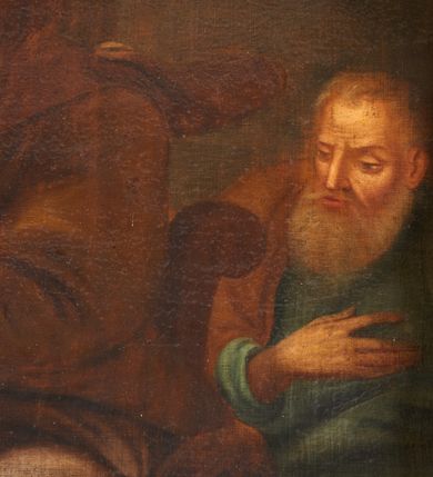 Zdjęcie nr 8: Obraz w formie stojącego prostokąta zamkniętego łukiem segmentowym nadwieszonym. W centrum została przedstawiona św. Anna z młodą Marią, za nią zaś znajduje św. Joachim. Anna siedzi na ławie, zwrócona jest w trzech czwartych w prawo, z lekko uniesioną głową, lewą ręką przytrzymuje siedzącą na jej prawym kolanie Marię. Twarz Anny o starczych rysach, oczach zwróconych ku gorze, długim, prostym nosie, z niewielkimi ustami. Święta ubrana jest w szarą suknię oraz jasnobrązowy płaszcz zarzucony na głowę i ramiona, na stopach ma sandały. Maria została ukazana jako dziewczynka, zwrócona jest w trzech czwartych w lewo, delikatnie pochylona, z głową skierowaną w prawo, przytula obiema rękami do piersi księgę. Twarz ma owalną, o łagodnych rysach, zamkniętych oczach, prostym nosie i małych ustach, okoloną jasnymi włosami upiętymi z tyłu głowy. Maria ubrana jest w jasnoniebieską tunikę oraz rozwiany z tyłu, niebieski płaszcz zarzucony na ramiona i kolana, na głowie ma jasnobrązowy welon. Za św. Anną ukazany został frontalnie, lekko pochylony św. Joachim, z głową skierowaną w prawo oraz z prawą ręką złożoną na piersi. Jego twarz jest pociągła, o starczych rysach, z prostym nosem, półprzymkniętymi oczami, wąskimi ustami, okolona długą, siwą brodą i krótkimi włosami. Ubrany jest w jasnoniebieską tunikę i brązowy płaszcz. Scena ukazana jest we wnętrzu, z widoczną za św. Anną kolumną i fragmentem muru. W lewym górnym rogu znajduje się zielona kotara, spod której emanuje światło, ku któremu zwraca się św. Anna, nad nią dwie uskrzydlone główki anielskie. W dolnej części obrazu rozrzucona tkanina, gdzie w prawym, dolnym rogu znajduje się księga. Kolorystyka obrazu z przewagą brązów i żółcieni. 