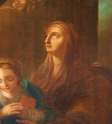 Zdjęcie nr 3: Obraz w formie stojącego prostokąta zamkniętego łukiem segmentowym nadwieszonym. W centrum została przedstawiona św. Anna z młodą Marią, za nią zaś znajduje św. Joachim. Anna siedzi na ławie, zwrócona jest w trzech czwartych w prawo, z lekko uniesioną głową, lewą ręką przytrzymuje siedzącą na jej prawym kolanie Marię. Twarz Anny o starczych rysach, oczach zwróconych ku gorze, długim, prostym nosie, z niewielkimi ustami. Święta ubrana jest w szarą suknię oraz jasnobrązowy płaszcz zarzucony na głowę i ramiona, na stopach ma sandały. Maria została ukazana jako dziewczynka, zwrócona jest w trzech czwartych w lewo, delikatnie pochylona, z głową skierowaną w prawo, przytula obiema rękami do piersi księgę. Twarz ma owalną, o łagodnych rysach, zamkniętych oczach, prostym nosie i małych ustach, okoloną jasnymi włosami upiętymi z tyłu głowy. Maria ubrana jest w jasnoniebieską tunikę oraz rozwiany z tyłu, niebieski płaszcz zarzucony na ramiona i kolana, na głowie ma jasnobrązowy welon. Za św. Anną ukazany został frontalnie, lekko pochylony św. Joachim, z głową skierowaną w prawo oraz z prawą ręką złożoną na piersi. Jego twarz jest pociągła, o starczych rysach, z prostym nosem, półprzymkniętymi oczami, wąskimi ustami, okolona długą, siwą brodą i krótkimi włosami. Ubrany jest w jasnoniebieską tunikę i brązowy płaszcz. Scena ukazana jest we wnętrzu, z widoczną za św. Anną kolumną i fragmentem muru. W lewym górnym rogu znajduje się zielona kotara, spod której emanuje światło, ku któremu zwraca się św. Anna, nad nią dwie uskrzydlone główki anielskie. W dolnej części obrazu rozrzucona tkanina, gdzie w prawym, dolnym rogu znajduje się księga. Kolorystyka obrazu z przewagą brązów i żółcieni. 