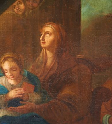 Zdjęcie nr 2: Obraz w formie stojącego prostokąta zamkniętego łukiem segmentowym nadwieszonym. W centrum została przedstawiona św. Anna z młodą Marią, za nią zaś znajduje św. Joachim. Anna siedzi na ławie, zwrócona jest w trzech czwartych w prawo, z lekko uniesioną głową, lewą ręką przytrzymuje siedzącą na jej prawym kolanie Marię. Twarz Anny o starczych rysach, oczach zwróconych ku gorze, długim, prostym nosie, z niewielkimi ustami. Święta ubrana jest w szarą suknię oraz jasnobrązowy płaszcz zarzucony na głowę i ramiona, na stopach ma sandały. Maria została ukazana jako dziewczynka, zwrócona jest w trzech czwartych w lewo, delikatnie pochylona, z głową skierowaną w prawo, przytula obiema rękami do piersi księgę. Twarz ma owalną, o łagodnych rysach, zamkniętych oczach, prostym nosie i małych ustach, okoloną jasnymi włosami upiętymi z tyłu głowy. Maria ubrana jest w jasnoniebieską tunikę oraz rozwiany z tyłu, niebieski płaszcz zarzucony na ramiona i kolana, na głowie ma jasnobrązowy welon. Za św. Anną ukazany został frontalnie, lekko pochylony św. Joachim, z głową skierowaną w prawo oraz z prawą ręką złożoną na piersi. Jego twarz jest pociągła, o starczych rysach, z prostym nosem, półprzymkniętymi oczami, wąskimi ustami, okolona długą, siwą brodą i krótkimi włosami. Ubrany jest w jasnoniebieską tunikę i brązowy płaszcz. Scena ukazana jest we wnętrzu, z widoczną za św. Anną kolumną i fragmentem muru. W lewym górnym rogu znajduje się zielona kotara, spod której emanuje światło, ku któremu zwraca się św. Anna, nad nią dwie uskrzydlone główki anielskie. W dolnej części obrazu rozrzucona tkanina, gdzie w prawym, dolnym rogu znajduje się księga. Kolorystyka obrazu z przewagą brązów i żółcieni. 