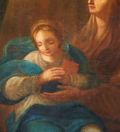 Zdjęcie nr 5: Obraz w formie stojącego prostokąta zamkniętego łukiem segmentowym nadwieszonym. W centrum została przedstawiona św. Anna z młodą Marią, za nią zaś znajduje św. Joachim. Anna siedzi na ławie, zwrócona jest w trzech czwartych w prawo, z lekko uniesioną głową, lewą ręką przytrzymuje siedzącą na jej prawym kolanie Marię. Twarz Anny o starczych rysach, oczach zwróconych ku gorze, długim, prostym nosie, z niewielkimi ustami. Święta ubrana jest w szarą suknię oraz jasnobrązowy płaszcz zarzucony na głowę i ramiona, na stopach ma sandały. Maria została ukazana jako dziewczynka, zwrócona jest w trzech czwartych w lewo, delikatnie pochylona, z głową skierowaną w prawo, przytula obiema rękami do piersi księgę. Twarz ma owalną, o łagodnych rysach, zamkniętych oczach, prostym nosie i małych ustach, okoloną jasnymi włosami upiętymi z tyłu głowy. Maria ubrana jest w jasnoniebieską tunikę oraz rozwiany z tyłu, niebieski płaszcz zarzucony na ramiona i kolana, na głowie ma jasnobrązowy welon. Za św. Anną ukazany został frontalnie, lekko pochylony św. Joachim, z głową skierowaną w prawo oraz z prawą ręką złożoną na piersi. Jego twarz jest pociągła, o starczych rysach, z prostym nosem, półprzymkniętymi oczami, wąskimi ustami, okolona długą, siwą brodą i krótkimi włosami. Ubrany jest w jasnoniebieską tunikę i brązowy płaszcz. Scena ukazana jest we wnętrzu, z widoczną za św. Anną kolumną i fragmentem muru. W lewym górnym rogu znajduje się zielona kotara, spod której emanuje światło, ku któremu zwraca się św. Anna, nad nią dwie uskrzydlone główki anielskie. W dolnej części obrazu rozrzucona tkanina, gdzie w prawym, dolnym rogu znajduje się księga. Kolorystyka obrazu z przewagą brązów i żółcieni. 