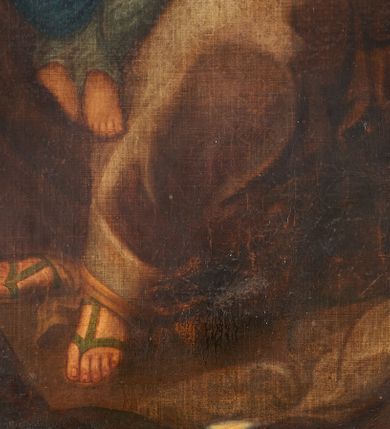 Zdjęcie nr 7: Obraz w formie stojącego prostokąta zamkniętego łukiem segmentowym nadwieszonym. W centrum została przedstawiona św. Anna z młodą Marią, za nią zaś znajduje św. Joachim. Anna siedzi na ławie, zwrócona jest w trzech czwartych w prawo, z lekko uniesioną głową, lewą ręką przytrzymuje siedzącą na jej prawym kolanie Marię. Twarz Anny o starczych rysach, oczach zwróconych ku gorze, długim, prostym nosie, z niewielkimi ustami. Święta ubrana jest w szarą suknię oraz jasnobrązowy płaszcz zarzucony na głowę i ramiona, na stopach ma sandały. Maria została ukazana jako dziewczynka, zwrócona jest w trzech czwartych w lewo, delikatnie pochylona, z głową skierowaną w prawo, przytula obiema rękami do piersi księgę. Twarz ma owalną, o łagodnych rysach, zamkniętych oczach, prostym nosie i małych ustach, okoloną jasnymi włosami upiętymi z tyłu głowy. Maria ubrana jest w jasnoniebieską tunikę oraz rozwiany z tyłu, niebieski płaszcz zarzucony na ramiona i kolana, na głowie ma jasnobrązowy welon. Za św. Anną ukazany został frontalnie, lekko pochylony św. Joachim, z głową skierowaną w prawo oraz z prawą ręką złożoną na piersi. Jego twarz jest pociągła, o starczych rysach, z prostym nosem, półprzymkniętymi oczami, wąskimi ustami, okolona długą, siwą brodą i krótkimi włosami. Ubrany jest w jasnoniebieską tunikę i brązowy płaszcz. Scena ukazana jest we wnętrzu, z widoczną za św. Anną kolumną i fragmentem muru. W lewym górnym rogu znajduje się zielona kotara, spod której emanuje światło, ku któremu zwraca się św. Anna, nad nią dwie uskrzydlone główki anielskie. W dolnej części obrazu rozrzucona tkanina, gdzie w prawym, dolnym rogu znajduje się księga. Kolorystyka obrazu z przewagą brązów i żółcieni. 