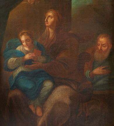 Zdjęcie nr 1: Obraz w formie stojącego prostokąta zamkniętego łukiem segmentowym nadwieszonym. W centrum została przedstawiona św. Anna z młodą Marią, za nią zaś znajduje św. Joachim. Anna siedzi na ławie, zwrócona jest w trzech czwartych w prawo, z lekko uniesioną głową, lewą ręką przytrzymuje siedzącą na jej prawym kolanie Marię. Twarz Anny o starczych rysach, oczach zwróconych ku gorze, długim, prostym nosie, z niewielkimi ustami. Święta ubrana jest w szarą suknię oraz jasnobrązowy płaszcz zarzucony na głowę i ramiona, na stopach ma sandały. Maria została ukazana jako dziewczynka, zwrócona jest w trzech czwartych w lewo, delikatnie pochylona, z głową skierowaną w prawo, przytula obiema rękami do piersi księgę. Twarz ma owalną, o łagodnych rysach, zamkniętych oczach, prostym nosie i małych ustach, okoloną jasnymi włosami upiętymi z tyłu głowy. Maria ubrana jest w jasnoniebieską tunikę oraz rozwiany z tyłu, niebieski płaszcz zarzucony na ramiona i kolana, na głowie ma jasnobrązowy welon. Za św. Anną ukazany został frontalnie, lekko pochylony św. Joachim, z głową skierowaną w prawo oraz z prawą ręką złożoną na piersi. Jego twarz jest pociągła, o starczych rysach, z prostym nosem, półprzymkniętymi oczami, wąskimi ustami, okolona długą, siwą brodą i krótkimi włosami. Ubrany jest w jasnoniebieską tunikę i brązowy płaszcz. Scena ukazana jest we wnętrzu, z widoczną za św. Anną kolumną i fragmentem muru. W lewym górnym rogu znajduje się zielona kotara, spod której emanuje światło, ku któremu zwraca się św. Anna, nad nią dwie uskrzydlone główki anielskie. W dolnej części obrazu rozrzucona tkanina, gdzie w prawym, dolnym rogu znajduje się księga. Kolorystyka obrazu z przewagą brązów i żółcieni. 