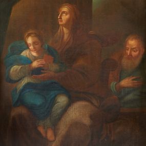 Zdjęcie nr 1: Obraz w formie stojącego prostokąta zamkniętego łukiem segmentowym nadwieszonym. W centrum została przedstawiona św. Anna z młodą Marią, za nią zaś znajduje św. Joachim. Anna siedzi na ławie, zwrócona jest w trzech czwartych w prawo, z lekko uniesioną głową, lewą ręką przytrzymuje siedzącą na jej prawym kolanie Marię. Twarz Anny o starczych rysach, oczach zwróconych ku gorze, długim, prostym nosie, z niewielkimi ustami. Święta ubrana jest w szarą suknię oraz jasnobrązowy płaszcz zarzucony na głowę i ramiona, na stopach ma sandały. Maria została ukazana jako dziewczynka, zwrócona jest w trzech czwartych w lewo, delikatnie pochylona, z głową skierowaną w prawo, przytula obiema rękami do piersi księgę. Twarz ma owalną, o łagodnych rysach, zamkniętych oczach, prostym nosie i małych ustach, okoloną jasnymi włosami upiętymi z tyłu głowy. Maria ubrana jest w jasnoniebieską tunikę oraz rozwiany z tyłu, niebieski płaszcz zarzucony na ramiona i kolana, na głowie ma jasnobrązowy welon. Za św. Anną ukazany został frontalnie, lekko pochylony św. Joachim, z głową skierowaną w prawo oraz z prawą ręką złożoną na piersi. Jego twarz jest pociągła, o starczych rysach, z prostym nosem, półprzymkniętymi oczami, wąskimi ustami, okolona długą, siwą brodą i krótkimi włosami. Ubrany jest w jasnoniebieską tunikę i brązowy płaszcz. Scena ukazana jest we wnętrzu, z widoczną za św. Anną kolumną i fragmentem muru. W lewym górnym rogu znajduje się zielona kotara, spod której emanuje światło, ku któremu zwraca się św. Anna, nad nią dwie uskrzydlone główki anielskie. W dolnej części obrazu rozrzucona tkanina, gdzie w prawym, dolnym rogu znajduje się księga. Kolorystyka obrazu z przewagą brązów i żółcieni. 