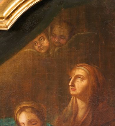 Zdjęcie nr 9: Obraz w formie stojącego prostokąta zamkniętego łukiem segmentowym nadwieszonym. W centrum została przedstawiona św. Anna z młodą Marią, za nią zaś znajduje św. Joachim. Anna siedzi na ławie, zwrócona jest w trzech czwartych w prawo, z lekko uniesioną głową, lewą ręką przytrzymuje siedzącą na jej prawym kolanie Marię. Twarz Anny o starczych rysach, oczach zwróconych ku gorze, długim, prostym nosie, z niewielkimi ustami. Święta ubrana jest w szarą suknię oraz jasnobrązowy płaszcz zarzucony na głowę i ramiona, na stopach ma sandały. Maria została ukazana jako dziewczynka, zwrócona jest w trzech czwartych w lewo, delikatnie pochylona, z głową skierowaną w prawo, przytula obiema rękami do piersi księgę. Twarz ma owalną, o łagodnych rysach, zamkniętych oczach, prostym nosie i małych ustach, okoloną jasnymi włosami upiętymi z tyłu głowy. Maria ubrana jest w jasnoniebieską tunikę oraz rozwiany z tyłu, niebieski płaszcz zarzucony na ramiona i kolana, na głowie ma jasnobrązowy welon. Za św. Anną ukazany został frontalnie, lekko pochylony św. Joachim, z głową skierowaną w prawo oraz z prawą ręką złożoną na piersi. Jego twarz jest pociągła, o starczych rysach, z prostym nosem, półprzymkniętymi oczami, wąskimi ustami, okolona długą, siwą brodą i krótkimi włosami. Ubrany jest w jasnoniebieską tunikę i brązowy płaszcz. Scena ukazana jest we wnętrzu, z widoczną za św. Anną kolumną i fragmentem muru. W lewym górnym rogu znajduje się zielona kotara, spod której emanuje światło, ku któremu zwraca się św. Anna, nad nią dwie uskrzydlone główki anielskie. W dolnej części obrazu rozrzucona tkanina, gdzie w prawym, dolnym rogu znajduje się księga. Kolorystyka obrazu z przewagą brązów i żółcieni. 