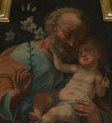 Zdjęcie nr 1: Obraz w formie stojącego prostokąta zamkniętego łukiem półkolistym nadwieszonym. Święty Józef ukazany jest jako siedzący, do pasa, zwrócony w trzech czwartych w lewo, lewą ręką podtrzymuje siedzące na jego kolanach Dzieciątko, w prawej trzyma białą lilię. Twarz owalna o jasnej, rumianej karnacji, starczych rysach, z wąskimi oczami i prostym nosem, okolona gęstą brodą i krótkimi siwymi włosami. Święty ubrany jest w bladoniebieską tunikę o dużym dekolcie oraz jasnopomarańczowy płaszcz przerzucony przez prawe przedramię i spoczywający na kolanach. Dzieciątko zwrócone w trzech czwartych w prawo, prawą ręką obejmuje twarz Józefa, zbliżając swoją głowę do jego, w lewej dłoni trzyma krzyż. Twarz Dzieciątka pełna o jasnej, lekko zaróżowionej karnacji, z oczami skierowanymi do góry, małym nosem i wąskimi ustami, okolona jasnymi, krótkimi włosami. Dzieciątko przesłonięte w pasie białą tkaniną. Tło jednolite ciemnobrązowe.