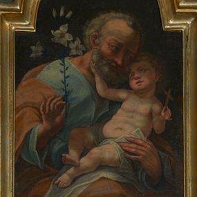 Zdjęcie nr 1: Obraz w formie stojącego prostokąta zamkniętego łukiem półkolistym nadwieszonym. Święty Józef ukazany jest jako siedzący, do pasa, zwrócony w trzech czwartych w lewo, lewą ręką podtrzymuje siedzące na jego kolanach Dzieciątko, w prawej trzyma białą lilię. Twarz owalna o jasnej, rumianej karnacji, starczych rysach, z wąskimi oczami i prostym nosem, okolona gęstą brodą i krótkimi siwymi włosami. Święty ubrany jest w bladoniebieską tunikę o dużym dekolcie oraz jasnopomarańczowy płaszcz przerzucony przez prawe przedramię i spoczywający na kolanach. Dzieciątko zwrócone w trzech czwartych w prawo, prawą ręką obejmuje twarz Józefa, zbliżając swoją głowę do jego, w lewej dłoni trzyma krzyż. Twarz Dzieciątka pełna o jasnej, lekko zaróżowionej karnacji, z oczami skierowanymi do góry, małym nosem i wąskimi ustami, okolona jasnymi, krótkimi włosami. Dzieciątko przesłonięte w pasie białą tkaniną. Tło jednolite ciemnobrązowe.