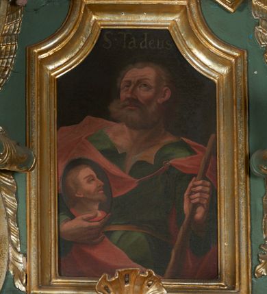 Zdjęcie nr 1: Obraz w formie stojącego prostokąta o wklęsłych górnych narożach. Święty ukazany w półpostaci, zwrócony w trzech czwartych w lewo, z głową uniesioną delikatnie w górę. W lewej ręce trzyma pałkę, a w prawej owalny medalion z wizerunkiem Chrystusa. Twarz ma o starczych rysach, z oczami patrzącymi w górę, garbatym nosem i pełnymi ustami, okoloną gęstą, krótką brodą, odwijającą się do góry oraz jasnymi, krótkimi włosami. Juda Tadeusz ubrany jest w zieloną tunikę o dużym dekolcie przepasaną w talii żółtą szarfą oraz w czerwony płaszcz przerzucony przez ramiona i spięty na piersi rzemykiem. Tło jednolite, czarne. W górnej części obrazu napis „S(anctus) Tadeus”.