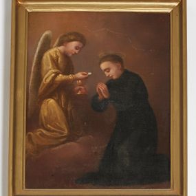 Zdjęcie nr 1: Obraz w formie stojącego prostokąta. W jego prawej części znajduje się postać klęczącego św. Stanisława Kostki, zwrócona w trzech czwartych w lewo, ze złożonymi do modlitwy dłońmi i pochyloną głową ukazaną z profilu. Jego twarz jest okrągła, o dużych, zamkniętych oczach, garbatym nosie i pełnych ustach, okolona krótkimi, jasnobrązowymi włosami, nad głową ma nimb. Ubrany jest w czarną sutannę, przepasaną w talii. W lewej części obrazu znajduje się, ukazany wyżej niż święty, klęczący na obłoku anioł, przedstawiony z profilu, z pochyloną głową, w lewej ręce trzyma kielich, prawą daje komunię świętemu. Ubrany jest w żółtą szatę, skrzydła ma złożone na plecach. Tło w postaci brązowo-różowego nieba i obłoków. Kolorystyka ciepła, brunatna, widoczne laserunki. Na obłoku, na którym klęczy anioł, znajduje się sygnatura „Wojciech Eljasz 1878”. Obraz w profilowanej, złoconej ramie.