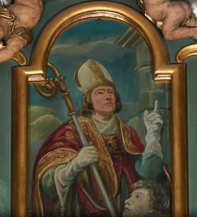 Zdjęcie nr 1: Obraz w formie stojącego prostokąta zamkniętego łukiem półkolistym nadwieszonym. W centrum półpostać św. Stanisława zwróconego w trzech czwartych w lewo, z uniesioną głową, z ugiętą lewą ręką, z palcem wskazującym skierowanym w górę, w prawej trzyma pastorał. Twarz o  zindywidualizowanych rysach, oczy skierowane w górę, duży nos, pełne usta. Włosy jasne, sięgające ramion. Postać ubrana w albę, humerał, czerwoną kapę, białe rękawiczki, na głowie ma białą infułę. W prawym dolnym rogu głowa Piotrowina o jasnych, kręconych włosach. W prawej części obrazu widoczna kolumna, tło w postaci błękitnego nieba. Kolorystyka jasna, pastelowa z przewagą bieli i błękitu, przełamanych bladą czerwienią. 