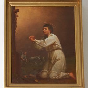 Zdjęcie nr 1: Obraz w formie stojącego prostokąta w profilowanej, złoconej ramie. W centrum znajduje się postać klęczącego św. Izydora modlącego się przed kapliczką. Święty zwrócony jest w trzech czwartych w lewo, z wyciągniętymi do przodu rękoma splecionymi w geście modlitwy. Jego twarz jest okrągła, o dużych, szeroko otwartych oczach, małym nosie i niewielkich ustach, okolona jest krótkimi, ciemnymi włosami, a nad głową ma nimb. Święty ubrany jest w białą tunikę, z wąskimi rękawami, przepasaną w talii, przed nim zaś leży słomkowy kapelusz. Przy lewej krawędzi obrazu znajduje się kapliczka z krucyfiksem na cokole, gdzie znajduje się sygnatura: „Wojciech / Eljasz / 1878”.  Na drugim planie, w lewej części obrazu ukazany jest orzący pole anioł. Tło w postaci pejzażu z ciemnobrązowym niebem, rozświetlonym wokół krucyfiksu. Kolorystyka ciepła, w tonacjach brunatnych, laserunki.
