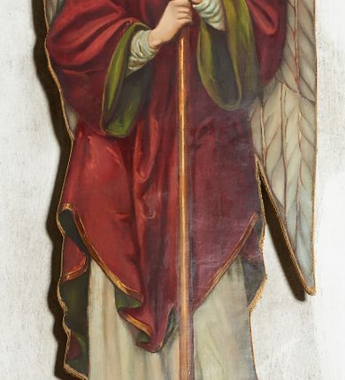 Zdjęcie nr 1: Dwa obrazy aniołów malowane olejno na płótnie, naciągniętym na blejtramy w kształcie postaci. Anioły ukazane w lustrzanym odbiciu, zwrócone do wewnątrz, w pozycji stojącej, z pochylonymi głowami, obiema rękami trzymają laski. Twarze mają owalne, o dużych, zamkniętych oczach, prostych nosach i małych, pełnych ustach, okolone brązowymi włosami zaczesanymi na tył głowy. Ubrane są w białe szaty spodnie oraz czerwone, luźne szaty wierzchnie, ze złoconymi lamówkami i zielonymi podszewkami, z szerokimi rękawami, sięgającymi kolan. Po bokach obu postaci złożone duże, szare skrzydła.

