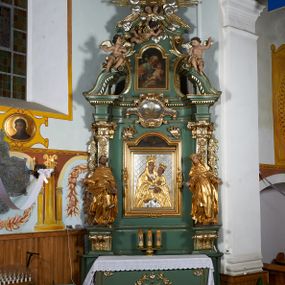 Zdjęcie nr 1: Nastawa ołtarzowa architektoniczna, jednoosiowa, jednokondygnacyjna ze zwieńczeniem, ustawiona na cokole, o lekko wklęsłym licu. Ołtarz prostopadłościenny, z drewnianą mensą. Antepedium dekorowane płyciną z monogramem Marii w wieńcu utworzonym z liści i kwiatów oraz stylizowanymi liśćmi w narożach. Nastawa ujęta parą pilastrów podtrzymujących belkowanie wyłamane na ich osi oraz odcinki falistego, przerwanego przyczółka, na którym siedzi para puttów. W polu środkowym płycina w profilowanej ramie w formie stojącego prostokąta zamkniętego łukiem odcinkowym nadwieszonym, wewnątrz obraz Matki Boskiej Różańcowej w formie stojącego prostokąta. Przed pilastrami figury św. Dominika i św. Katarzyny Sieneńskiej stojące na konsolach. Zwieńczenie w formie zbliżonej do stojącego prostokąta ujęte wolutami, zakończone faliście wygiętym gzymsem i glorią promienistą z monogramem IHS otoczonym obłokami, z główkami anielskimi i nadlatującym puttem. W polu obraz św. Józefa z Dzieciątkiem w kształcie stojącego prostokąta zamkniętego łukiem nadwieszonym półkolistym. Po bokach nastawy roślinne zwisy. Struktura polichromowana w kolorze jasnozielonym, profile oraz ornamentyka złocone.
Wewnątrz mensy napisy: „Glixelli / A. / za / Ks(iądz) Kan(onik) Aniołki / Ks(ądz) Wik(ary) Karkuli / Ks(iądz) Kat(echeta) Uczniuka / R(oku) P(ańskiego) / 1950 / Pozłotnicy z fir(my) / WIADROWSKIEGO / Najder M”.
