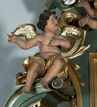 Zdjęcie nr 13: Nastawa ołtarzowa architektoniczna, jednoosiowa, jednokondygnacyjna ze zwieńczeniem, ustawiona na cokole, o lekko wklęsłym licu. Ołtarz prostopadłościenny, z drewnianą mensą. Antepedium dekorowane płyciną z monogramem Marii w wieńcu utworzonym z liści i kwiatów oraz stylizowanymi liśćmi w narożach. Nastawa ujęta parą pilastrów podtrzymujących belkowanie wyłamane na ich osi oraz odcinki falistego, przerwanego przyczółka, na którym siedzi para puttów. W polu środkowym płycina w profilowanej ramie w formie stojącego prostokąta zamkniętego łukiem odcinkowym nadwieszonym, wewnątrz obraz Matki Boskiej Różańcowej w formie stojącego prostokąta. Przed pilastrami figury św. Dominika i św. Katarzyny Sieneńskiej stojące na konsolach. Zwieńczenie w formie zbliżonej do stojącego prostokąta ujęte wolutami, zakończone faliście wygiętym gzymsem i glorią promienistą z monogramem IHS otoczonym obłokami, z główkami anielskimi i nadlatującym puttem. W polu obraz św. Józefa z Dzieciątkiem w kształcie stojącego prostokąta zamkniętego łukiem nadwieszonym półkolistym. Po bokach nastawy roślinne zwisy. Struktura polichromowana w kolorze jasnozielonym, profile oraz ornamentyka złocone.
Wewnątrz mensy napisy: „Glixelli / A. / za / Ks(iądz) Kan(onik) Aniołki / Ks(ądz) Wik(ary) Karkuli / Ks(iądz) Kat(echeta) Uczniuka / R(oku) P(ańskiego) / 1950 / Pozłotnicy z fir(my) / WIADROWSKIEGO / Najder M”.
