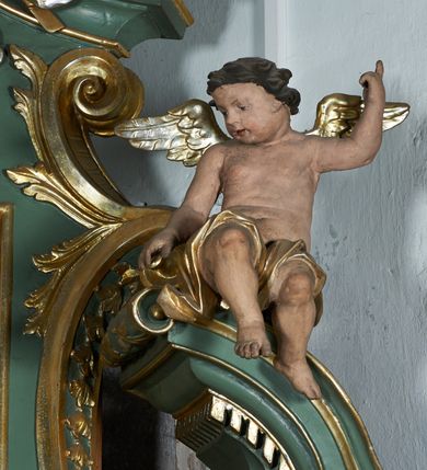 Zdjęcie nr 15: Nastawa ołtarzowa architektoniczna, jednoosiowa, jednokondygnacyjna ze zwieńczeniem, ustawiona na cokole, o lekko wklęsłym licu. Ołtarz prostopadłościenny, z drewnianą mensą. Antepedium dekorowane płyciną z monogramem Marii w wieńcu utworzonym z liści i kwiatów oraz stylizowanymi liśćmi w narożach. Nastawa ujęta parą pilastrów podtrzymujących belkowanie wyłamane na ich osi oraz odcinki falistego, przerwanego przyczółka, na którym siedzi para puttów. W polu środkowym płycina w profilowanej ramie w formie stojącego prostokąta zamkniętego łukiem odcinkowym nadwieszonym, wewnątrz obraz Matki Boskiej Różańcowej w formie stojącego prostokąta. Przed pilastrami figury św. Dominika i św. Katarzyny Sieneńskiej stojące na konsolach. Zwieńczenie w formie zbliżonej do stojącego prostokąta ujęte wolutami, zakończone faliście wygiętym gzymsem i glorią promienistą z monogramem IHS otoczonym obłokami, z główkami anielskimi i nadlatującym puttem. W polu obraz św. Józefa z Dzieciątkiem w kształcie stojącego prostokąta zamkniętego łukiem nadwieszonym półkolistym. Po bokach nastawy roślinne zwisy. Struktura polichromowana w kolorze jasnozielonym, profile oraz ornamentyka złocone.
Wewnątrz mensy napisy: „Glixelli / A. / za / Ks(iądz) Kan(onik) Aniołki / Ks(ądz) Wik(ary) Karkuli / Ks(iądz) Kat(echeta) Uczniuka / R(oku) P(ańskiego) / 1950 / Pozłotnicy z fir(my) / WIADROWSKIEGO / Najder M”.
