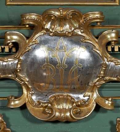 Zdjęcie nr 11: Nastawa ołtarzowa architektoniczna, jednoosiowa, jednokondygnacyjna ze zwieńczeniem, ustawiona na cokole, o lekko wklęsłym licu. Ołtarz prostopadłościenny, z drewnianą mensą. Antepedium dekorowane płyciną z monogramem Marii w wieńcu utworzonym z liści i kwiatów oraz stylizowanymi liśćmi w narożach. Nastawa ujęta parą pilastrów podtrzymujących belkowanie wyłamane na ich osi oraz odcinki falistego, przerwanego przyczółka, na którym siedzi para puttów. W polu środkowym płycina w profilowanej ramie w formie stojącego prostokąta zamkniętego łukiem odcinkowym nadwieszonym, wewnątrz obraz Matki Boskiej Różańcowej w formie stojącego prostokąta. Przed pilastrami figury św. Dominika i św. Katarzyny Sieneńskiej stojące na konsolach. Zwieńczenie w formie zbliżonej do stojącego prostokąta ujęte wolutami, zakończone faliście wygiętym gzymsem i glorią promienistą z monogramem IHS otoczonym obłokami, z główkami anielskimi i nadlatującym puttem. W polu obraz św. Józefa z Dzieciątkiem w kształcie stojącego prostokąta zamkniętego łukiem nadwieszonym półkolistym. Po bokach nastawy roślinne zwisy. Struktura polichromowana w kolorze jasnozielonym, profile oraz ornamentyka złocone.
Wewnątrz mensy napisy: „Glixelli / A. / za / Ks(iądz) Kan(onik) Aniołki / Ks(ądz) Wik(ary) Karkuli / Ks(iądz) Kat(echeta) Uczniuka / R(oku) P(ańskiego) / 1950 / Pozłotnicy z fir(my) / WIADROWSKIEGO / Najder M”.
