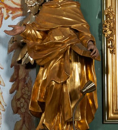 Zdjęcie nr 6: Nastawa ołtarzowa architektoniczna, jednoosiowa, jednokondygnacyjna ze zwieńczeniem, ustawiona na cokole, o lekko wklęsłym licu. Ołtarz prostopadłościenny, z drewnianą mensą. Antepedium dekorowane płyciną z monogramem Marii w wieńcu utworzonym z liści i kwiatów oraz stylizowanymi liśćmi w narożach. Nastawa ujęta parą pilastrów podtrzymujących belkowanie wyłamane na ich osi oraz odcinki falistego, przerwanego przyczółka, na którym siedzi para puttów. W polu środkowym płycina w profilowanej ramie w formie stojącego prostokąta zamkniętego łukiem odcinkowym nadwieszonym, wewnątrz obraz Matki Boskiej Różańcowej w formie stojącego prostokąta. Przed pilastrami figury św. Dominika i św. Katarzyny Sieneńskiej stojące na konsolach. Zwieńczenie w formie zbliżonej do stojącego prostokąta ujęte wolutami, zakończone faliście wygiętym gzymsem i glorią promienistą z monogramem IHS otoczonym obłokami, z główkami anielskimi i nadlatującym puttem. W polu obraz św. Józefa z Dzieciątkiem w kształcie stojącego prostokąta zamkniętego łukiem nadwieszonym półkolistym. Po bokach nastawy roślinne zwisy. Struktura polichromowana w kolorze jasnozielonym, profile oraz ornamentyka złocone.
Wewnątrz mensy napisy: „Glixelli / A. / za / Ks(iądz) Kan(onik) Aniołki / Ks(ądz) Wik(ary) Karkuli / Ks(iądz) Kat(echeta) Uczniuka / R(oku) P(ańskiego) / 1950 / Pozłotnicy z fir(my) / WIADROWSKIEGO / Najder M”.
