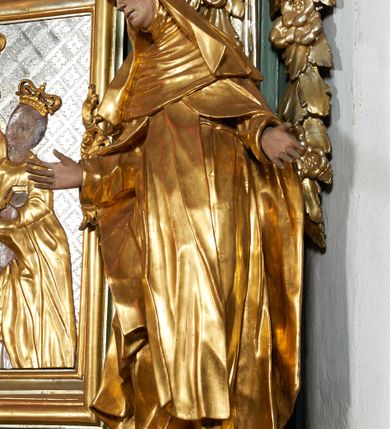 Zdjęcie nr 7: Nastawa ołtarzowa architektoniczna, jednoosiowa, jednokondygnacyjna ze zwieńczeniem, ustawiona na cokole, o lekko wklęsłym licu. Ołtarz prostopadłościenny, z drewnianą mensą. Antepedium dekorowane płyciną z monogramem Marii w wieńcu utworzonym z liści i kwiatów oraz stylizowanymi liśćmi w narożach. Nastawa ujęta parą pilastrów podtrzymujących belkowanie wyłamane na ich osi oraz odcinki falistego, przerwanego przyczółka, na którym siedzi para puttów. W polu środkowym płycina w profilowanej ramie w formie stojącego prostokąta zamkniętego łukiem odcinkowym nadwieszonym, wewnątrz obraz Matki Boskiej Różańcowej w formie stojącego prostokąta. Przed pilastrami figury św. Dominika i św. Katarzyny Sieneńskiej stojące na konsolach. Zwieńczenie w formie zbliżonej do stojącego prostokąta ujęte wolutami, zakończone faliście wygiętym gzymsem i glorią promienistą z monogramem IHS otoczonym obłokami, z główkami anielskimi i nadlatującym puttem. W polu obraz św. Józefa z Dzieciątkiem w kształcie stojącego prostokąta zamkniętego łukiem nadwieszonym półkolistym. Po bokach nastawy roślinne zwisy. Struktura polichromowana w kolorze jasnozielonym, profile oraz ornamentyka złocone.
Wewnątrz mensy napisy: „Glixelli / A. / za / Ks(iądz) Kan(onik) Aniołki / Ks(ądz) Wik(ary) Karkuli / Ks(iądz) Kat(echeta) Uczniuka / R(oku) P(ańskiego) / 1950 / Pozłotnicy z fir(my) / WIADROWSKIEGO / Najder M”.
