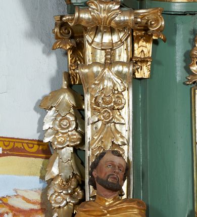 Zdjęcie nr 3: Nastawa ołtarzowa architektoniczna, jednoosiowa, jednokondygnacyjna ze zwieńczeniem, ustawiona na cokole, o lekko wklęsłym licu. Ołtarz prostopadłościenny, z drewnianą mensą. Antepedium dekorowane płyciną z monogramem Marii w wieńcu utworzonym z liści i kwiatów oraz stylizowanymi liśćmi w narożach. Nastawa ujęta parą pilastrów podtrzymujących belkowanie wyłamane na ich osi oraz odcinki falistego, przerwanego przyczółka, na którym siedzi para puttów. W polu środkowym płycina w profilowanej ramie w formie stojącego prostokąta zamkniętego łukiem odcinkowym nadwieszonym, wewnątrz obraz Matki Boskiej Różańcowej w formie stojącego prostokąta. Przed pilastrami figury św. Dominika i św. Katarzyny Sieneńskiej stojące na konsolach. Zwieńczenie w formie zbliżonej do stojącego prostokąta ujęte wolutami, zakończone faliście wygiętym gzymsem i glorią promienistą z monogramem IHS otoczonym obłokami, z główkami anielskimi i nadlatującym puttem. W polu obraz św. Józefa z Dzieciątkiem w kształcie stojącego prostokąta zamkniętego łukiem nadwieszonym półkolistym. Po bokach nastawy roślinne zwisy. Struktura polichromowana w kolorze jasnozielonym, profile oraz ornamentyka złocone.
Wewnątrz mensy napisy: „Glixelli / A. / za / Ks(iądz) Kan(onik) Aniołki / Ks(ądz) Wik(ary) Karkuli / Ks(iądz) Kat(echeta) Uczniuka / R(oku) P(ańskiego) / 1950 / Pozłotnicy z fir(my) / WIADROWSKIEGO / Najder M”.
