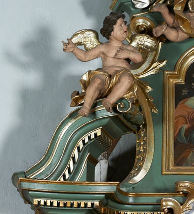 Zdjęcie nr 12: Nastawa ołtarzowa architektoniczna, jednoosiowa, jednokondygnacyjna ze zwieńczeniem, ustawiona na cokole, o lekko wklęsłym licu. Ołtarz prostopadłościenny, z drewnianą mensą. Antepedium dekorowane płyciną z monogramem Marii w wieńcu utworzonym z liści i kwiatów oraz stylizowanymi liśćmi w narożach. Nastawa ujęta parą pilastrów podtrzymujących belkowanie wyłamane na ich osi oraz odcinki falistego, przerwanego przyczółka, na którym siedzi para puttów. W polu środkowym płycina w profilowanej ramie w formie stojącego prostokąta zamkniętego łukiem odcinkowym nadwieszonym, wewnątrz obraz Matki Boskiej Różańcowej w formie stojącego prostokąta. Przed pilastrami figury św. Dominika i św. Katarzyny Sieneńskiej stojące na konsolach. Zwieńczenie w formie zbliżonej do stojącego prostokąta ujęte wolutami, zakończone faliście wygiętym gzymsem i glorią promienistą z monogramem IHS otoczonym obłokami, z główkami anielskimi i nadlatującym puttem. W polu obraz św. Józefa z Dzieciątkiem w kształcie stojącego prostokąta zamkniętego łukiem nadwieszonym półkolistym. Po bokach nastawy roślinne zwisy. Struktura polichromowana w kolorze jasnozielonym, profile oraz ornamentyka złocone.
Wewnątrz mensy napisy: „Glixelli / A. / za / Ks(iądz) Kan(onik) Aniołki / Ks(ądz) Wik(ary) Karkuli / Ks(iądz) Kat(echeta) Uczniuka / R(oku) P(ańskiego) / 1950 / Pozłotnicy z fir(my) / WIADROWSKIEGO / Najder M”.
