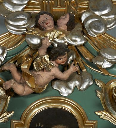 Zdjęcie nr 9: Nastawa ołtarzowa architektoniczna, jednoosiowa, jednokondygnacyjna ze zwieńczeniem, ustawiona na cokole, o lekko wklęsłym licu. Ołtarz prostopadłościenny, z drewnianą mensą. Antepedium dekorowane płyciną z monogramem Marii w wieńcu utworzonym z liści i kwiatów oraz stylizowanymi liśćmi w narożach. Nastawa ujęta parą pilastrów podtrzymujących belkowanie wyłamane na ich osi oraz odcinki falistego, przerwanego przyczółka, na którym siedzi para puttów. W polu środkowym płycina w profilowanej ramie w formie stojącego prostokąta zamkniętego łukiem odcinkowym nadwieszonym, wewnątrz obraz Matki Boskiej Różańcowej w formie stojącego prostokąta. Przed pilastrami figury św. Dominika i św. Katarzyny Sieneńskiej stojące na konsolach. Zwieńczenie w formie zbliżonej do stojącego prostokąta ujęte wolutami, zakończone faliście wygiętym gzymsem i glorią promienistą z monogramem IHS otoczonym obłokami, z główkami anielskimi i nadlatującym puttem. W polu obraz św. Józefa z Dzieciątkiem w kształcie stojącego prostokąta zamkniętego łukiem nadwieszonym półkolistym. Po bokach nastawy roślinne zwisy. Struktura polichromowana w kolorze jasnozielonym, profile oraz ornamentyka złocone.
Wewnątrz mensy napisy: „Glixelli / A. / za / Ks(iądz) Kan(onik) Aniołki / Ks(ądz) Wik(ary) Karkuli / Ks(iądz) Kat(echeta) Uczniuka / R(oku) P(ańskiego) / 1950 / Pozłotnicy z fir(my) / WIADROWSKIEGO / Najder M”.
