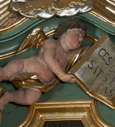 Zdjęcie nr 4: Nastawa ołtarzowa architektoniczna, jednoosiowa, jednokondygnacyjna, na cokole, o wklęsłym licu. Ołtarz prostopadłościenny z drewnianą mensą. Antepedium dekorowane płyciną z monogramem IHS ujętym w wieniec utworzony ze stylizowanych liści i kwiatów. Nastawa ujęta pilastrami podtrzymującymi belkowanie zwieńczone wydatnym gzymsem z odcinkami falistego przerwanego przyczółka z parą puttów. W polu środkowym obraz w kształcie stojącego prostokąta z obrazem Vir Dolorum, ujętym profilowaną ramą. Pilastry zdobione kratką regencyjną i rocaille&#039;em, przed nimi figury św. Bonawentury i św. Franciszka stojące na konsolach. Na belkowaniu rocaille&#039;owy kartusz z monogramem IHS. Zwieńczenie zbliżone do stojącego prostokąta, ujęte dwiema parami wolut dekorowanych rocaille&#039;em, zakończone faliście wygiętym gzymsem oraz glorią promienistą z okiem Opatrzności pośród obłoków i główkami anielskimi. W polu obraz w kształcie stojącego prostokąta o wklęsłych górnych narożach przedstawiający św. Judę Tadeusza, powyżej nadlatujące putto z otwartą księgą z napisem: „CESSAT NECESSITAS”. Nastawa ujęta uszami z rocaille&#039;u. Struktura polichromowana w kolorze jasnozielonym, pilastry, detale architektoniczne oraz ornamentyka pozłacane i posrebrzane.