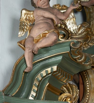 Zdjęcie nr 5: Nastawa ołtarzowa architektoniczna, jednoosiowa, jednokondygnacyjna, na cokole, o wklęsłym licu. Ołtarz prostopadłościenny z drewnianą mensą. Antepedium dekorowane płyciną z monogramem IHS ujętym w wieniec utworzony ze stylizowanych liści i kwiatów. Nastawa ujęta pilastrami podtrzymującymi belkowanie zwieńczone wydatnym gzymsem z odcinkami falistego przerwanego przyczółka z parą puttów. W polu środkowym obraz w kształcie stojącego prostokąta z obrazem Vir Dolorum, ujętym profilowaną ramą. Pilastry zdobione kratką regencyjną i rocaille&#039;em, przed nimi figury św. Bonawentury i św. Franciszka stojące na konsolach. Na belkowaniu rocaille&#039;owy kartusz z monogramem IHS. Zwieńczenie zbliżone do stojącego prostokąta, ujęte dwiema parami wolut dekorowanych rocaille&#039;em, zakończone faliście wygiętym gzymsem oraz glorią promienistą z okiem Opatrzności pośród obłoków i główkami anielskimi. W polu obraz w kształcie stojącego prostokąta o wklęsłych górnych narożach przedstawiający św. Judę Tadeusza, powyżej nadlatujące putto z otwartą księgą z napisem: „CESSAT NECESSITAS”. Nastawa ujęta uszami z rocaille&#039;u. Struktura polichromowana w kolorze jasnozielonym, pilastry, detale architektoniczne oraz ornamentyka pozłacane i posrebrzane.