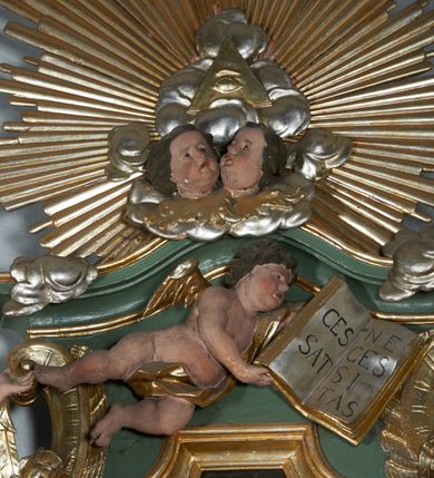 Zdjęcie nr 3: Nastawa ołtarzowa architektoniczna, jednoosiowa, jednokondygnacyjna, na cokole, o wklęsłym licu. Ołtarz prostopadłościenny z drewnianą mensą. Antepedium dekorowane płyciną z monogramem IHS ujętym w wieniec utworzony ze stylizowanych liści i kwiatów. Nastawa ujęta pilastrami podtrzymującymi belkowanie zwieńczone wydatnym gzymsem z odcinkami falistego przerwanego przyczółka z parą puttów. W polu środkowym obraz w kształcie stojącego prostokąta z obrazem Vir Dolorum, ujętym profilowaną ramą. Pilastry zdobione kratką regencyjną i rocaille'em, przed nimi figury św. Bonawentury i św. Franciszka stojące na konsolach. Na belkowaniu rocaille'owy kartusz z monogramem IHS. Zwieńczenie zbliżone do stojącego prostokąta, ujęte dwiema parami wolut dekorowanych rocaille'em, zakończone faliście wygiętym gzymsem oraz glorią promienistą z okiem Opatrzności pośród obłoków i główkami anielskimi. W polu obraz w kształcie stojącego prostokąta o wklęsłych górnych narożach przedstawiający św. Judę Tadeusza, powyżej nadlatujące putto z otwartą księgą z napisem: „CESSAT NECESSITAS”. Nastawa ujęta uszami z rocaille'u. Struktura polichromowana w kolorze jasnozielonym, pilastry, detale architektoniczne oraz ornamentyka pozłacane i posrebrzane.