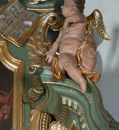 Zdjęcie nr 6: Nastawa ołtarzowa architektoniczna, jednoosiowa, jednokondygnacyjna, na cokole, o wklęsłym licu. Ołtarz prostopadłościenny z drewnianą mensą. Antepedium dekorowane płyciną z monogramem IHS ujętym w wieniec utworzony ze stylizowanych liści i kwiatów. Nastawa ujęta pilastrami podtrzymującymi belkowanie zwieńczone wydatnym gzymsem z odcinkami falistego przerwanego przyczółka z parą puttów. W polu środkowym obraz w kształcie stojącego prostokąta z obrazem Vir Dolorum, ujętym profilowaną ramą. Pilastry zdobione kratką regencyjną i rocaille'em, przed nimi figury św. Bonawentury i św. Franciszka stojące na konsolach. Na belkowaniu rocaille'owy kartusz z monogramem IHS. Zwieńczenie zbliżone do stojącego prostokąta, ujęte dwiema parami wolut dekorowanych rocaille'em, zakończone faliście wygiętym gzymsem oraz glorią promienistą z okiem Opatrzności pośród obłoków i główkami anielskimi. W polu obraz w kształcie stojącego prostokąta o wklęsłych górnych narożach przedstawiający św. Judę Tadeusza, powyżej nadlatujące putto z otwartą księgą z napisem: „CESSAT NECESSITAS”. Nastawa ujęta uszami z rocaille'u. Struktura polichromowana w kolorze jasnozielonym, pilastry, detale architektoniczne oraz ornamentyka pozłacane i posrebrzane.