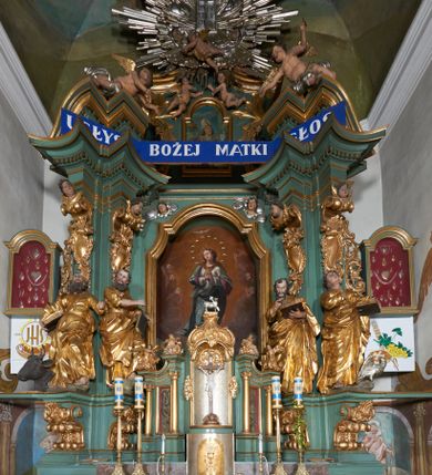 Zdjęcie nr 1: Nastawa ołtarzowa architektoniczna, jednoosiowa, jednokondygnacyjna ze zwieńczeniem, na dwustrefowym cokole. Ołtarz prostopadłościenny, mensa marmurowa z portatylem. Antepedium w formie leżącego prostokąta ujęte płyciną z monogramem Marii w akantowym wieńcu w centrum, w narożach rocaille. Retabulum ujęte parą filarów dźwigających pełne belkowanie przerwane nad polem środkowym, wyłamane partie podtrzymywane przez rokokowe konsole z uskrzydlonymi główkami anielskimi i kartuszami. Na belkowaniu zdwojony przerwany przyczółek z puttami. W polu środkowym obraz Matki Boskiej Niepokalanie Poczętej ujęty profilowaną ramą w formie stojącego prostokąta, zamkniętego łukiem nadwieszonym z uskokiem. Z dwóch stron filarów cztery figury ewangelistów ustawione na konsolach. Zwieńczenie w formie stojącego prostokąta, ujęte spływami wolutowymi, zamknięte fragmentem falistego gzymsu oraz glorią promienistą z otwartą księgą z napisem: „LIBER GENERTIONIS / JESU CHRISTI” pośród obłoków i główek anielskich oraz figurek puttów. W polu obraz św. Stanisława w formie stojącego prostokąta zamkniętego półkolistym łukiem nadwieszonym. Nastawa ujęta uszami utworzonymi z rocaille'u i róż. Struktura ołtarza polichromowana w kolorze jasnozielonym, z pozłacanymi profilami i ornamentyką oraz posrebrzoną glorią i detalami.