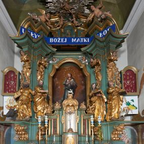 Zdjęcie nr 1: Nastawa ołtarzowa architektoniczna, jednoosiowa, jednokondygnacyjna ze zwieńczeniem, na dwustrefowym cokole. Ołtarz prostopadłościenny, mensa marmurowa z portatylem. Antepedium w formie leżącego prostokąta ujęte płyciną z monogramem Marii w akantowym wieńcu w centrum, w narożach rocaille. Retabulum ujęte parą filarów dźwigających pełne belkowanie przerwane nad polem środkowym, wyłamane partie podtrzymywane przez rokokowe konsole z uskrzydlonymi główkami anielskimi i kartuszami. Na belkowaniu zdwojony przerwany przyczółek z puttami. W polu środkowym obraz Matki Boskiej Niepokalanie Poczętej ujęty profilowaną ramą w formie stojącego prostokąta, zamkniętego łukiem nadwieszonym z uskokiem. Z dwóch stron filarów cztery figury ewangelistów ustawione na konsolach. Zwieńczenie w formie stojącego prostokąta, ujęte spływami wolutowymi, zamknięte fragmentem falistego gzymsu oraz glorią promienistą z otwartą księgą z napisem: „LIBER GENERTIONIS / JESU CHRISTI” pośród obłoków i główek anielskich oraz figurek puttów. W polu obraz św. Stanisława w formie stojącego prostokąta zamkniętego półkolistym łukiem nadwieszonym. Nastawa ujęta uszami utworzonymi z rocaille'u i róż. Struktura ołtarza polichromowana w kolorze jasnozielonym, z pozłacanymi profilami i ornamentyką oraz posrebrzoną glorią i detalami.