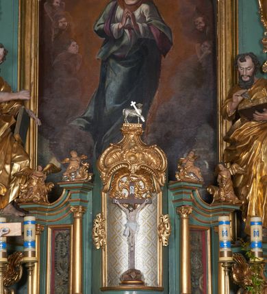Zdjęcie nr 11: Nastawa ołtarzowa architektoniczna, jednoosiowa, jednokondygnacyjna ze zwieńczeniem, na dwustrefowym cokole. Ołtarz prostopadłościenny, mensa marmurowa z portatylem. Antepedium w formie leżącego prostokąta ujęte płyciną z monogramem Marii w akantowym wieńcu w centrum, w narożach rocaille. Retabulum ujęte parą filarów dźwigających pełne belkowanie przerwane nad polem środkowym, wyłamane partie podtrzymywane przez rokokowe konsole z uskrzydlonymi główkami anielskimi i kartuszami. Na belkowaniu zdwojony przerwany przyczółek z puttami. W polu środkowym obraz Matki Boskiej Niepokalanie Poczętej ujęty profilowaną ramą w formie stojącego prostokąta, zamkniętego łukiem nadwieszonym z uskokiem. Z dwóch stron filarów cztery figury ewangelistów ustawione na konsolach. Zwieńczenie w formie stojącego prostokąta, ujęte spływami wolutowymi, zamknięte fragmentem falistego gzymsu oraz glorią promienistą z otwartą księgą z napisem: „LIBER GENERTIONIS / JESU CHRISTI” pośród obłoków i główek anielskich oraz figurek puttów. W polu obraz św. Stanisława w formie stojącego prostokąta zamkniętego półkolistym łukiem nadwieszonym. Nastawa ujęta uszami utworzonymi z rocaille&#039;u i róż. Struktura ołtarza polichromowana w kolorze jasnozielonym, z pozłacanymi profilami i ornamentyką oraz posrebrzoną glorią i detalami.