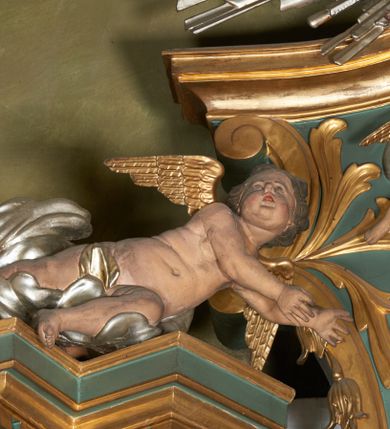 Zdjęcie nr 3: Nastawa ołtarzowa architektoniczna, jednoosiowa, jednokondygnacyjna ze zwieńczeniem, na dwustrefowym cokole. Ołtarz prostopadłościenny, mensa marmurowa z portatylem. Antepedium w formie leżącego prostokąta ujęte płyciną z monogramem Marii w akantowym wieńcu w centrum, w narożach rocaille. Retabulum ujęte parą filarów dźwigających pełne belkowanie przerwane nad polem środkowym, wyłamane partie podtrzymywane przez rokokowe konsole z uskrzydlonymi główkami anielskimi i kartuszami. Na belkowaniu zdwojony przerwany przyczółek z puttami. W polu środkowym obraz Matki Boskiej Niepokalanie Poczętej ujęty profilowaną ramą w formie stojącego prostokąta, zamkniętego łukiem nadwieszonym z uskokiem. Z dwóch stron filarów cztery figury ewangelistów ustawione na konsolach. Zwieńczenie w formie stojącego prostokąta, ujęte spływami wolutowymi, zamknięte fragmentem falistego gzymsu oraz glorią promienistą z otwartą księgą z napisem: „LIBER GENERTIONIS / JESU CHRISTI” pośród obłoków i główek anielskich oraz figurek puttów. W polu obraz św. Stanisława w formie stojącego prostokąta zamkniętego półkolistym łukiem nadwieszonym. Nastawa ujęta uszami utworzonymi z rocaille&#039;u i róż. Struktura ołtarza polichromowana w kolorze jasnozielonym, z pozłacanymi profilami i ornamentyką oraz posrebrzoną glorią i detalami.