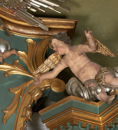 Zdjęcie nr 4: Nastawa ołtarzowa architektoniczna, jednoosiowa, jednokondygnacyjna ze zwieńczeniem, na dwustrefowym cokole. Ołtarz prostopadłościenny, mensa marmurowa z portatylem. Antepedium w formie leżącego prostokąta ujęte płyciną z monogramem Marii w akantowym wieńcu w centrum, w narożach rocaille. Retabulum ujęte parą filarów dźwigających pełne belkowanie przerwane nad polem środkowym, wyłamane partie podtrzymywane przez rokokowe konsole z uskrzydlonymi główkami anielskimi i kartuszami. Na belkowaniu zdwojony przerwany przyczółek z puttami. W polu środkowym obraz Matki Boskiej Niepokalanie Poczętej ujęty profilowaną ramą w formie stojącego prostokąta, zamkniętego łukiem nadwieszonym z uskokiem. Z dwóch stron filarów cztery figury ewangelistów ustawione na konsolach. Zwieńczenie w formie stojącego prostokąta, ujęte spływami wolutowymi, zamknięte fragmentem falistego gzymsu oraz glorią promienistą z otwartą księgą z napisem: „LIBER GENERTIONIS / JESU CHRISTI” pośród obłoków i główek anielskich oraz figurek puttów. W polu obraz św. Stanisława w formie stojącego prostokąta zamkniętego półkolistym łukiem nadwieszonym. Nastawa ujęta uszami utworzonymi z rocaille&#039;u i róż. Struktura ołtarza polichromowana w kolorze jasnozielonym, z pozłacanymi profilami i ornamentyką oraz posrebrzoną glorią i detalami.