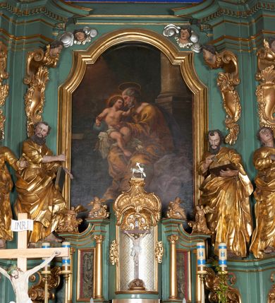 Zdjęcie nr 9: Nastawa ołtarzowa architektoniczna, jednoosiowa, jednokondygnacyjna ze zwieńczeniem, na dwustrefowym cokole. Ołtarz prostopadłościenny, mensa marmurowa z portatylem. Antepedium w formie leżącego prostokąta ujęte płyciną z monogramem Marii w akantowym wieńcu w centrum, w narożach rocaille. Retabulum ujęte parą filarów dźwigających pełne belkowanie przerwane nad polem środkowym, wyłamane partie podtrzymywane przez rokokowe konsole z uskrzydlonymi główkami anielskimi i kartuszami. Na belkowaniu zdwojony przerwany przyczółek z puttami. W polu środkowym obraz Matki Boskiej Niepokalanie Poczętej ujęty profilowaną ramą w formie stojącego prostokąta, zamkniętego łukiem nadwieszonym z uskokiem. Z dwóch stron filarów cztery figury ewangelistów ustawione na konsolach. Zwieńczenie w formie stojącego prostokąta, ujęte spływami wolutowymi, zamknięte fragmentem falistego gzymsu oraz glorią promienistą z otwartą księgą z napisem: „LIBER GENERTIONIS / JESU CHRISTI” pośród obłoków i główek anielskich oraz figurek puttów. W polu obraz św. Stanisława w formie stojącego prostokąta zamkniętego półkolistym łukiem nadwieszonym. Nastawa ujęta uszami utworzonymi z rocaille&#039;u i róż. Struktura ołtarza polichromowana w kolorze jasnozielonym, z pozłacanymi profilami i ornamentyką oraz posrebrzoną glorią i detalami.