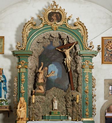 Zdjęcie nr 1: Ołtarz architektoniczny, jednoosiowy, jednokondygnacyjny ze zwieńczeniem. Pierwsza kondygnacja w formie arkady, flankowana parą zdwojonych pilastrów dźwigających imposty i półkolistą profilowaną archiwoltę, ujętą spływami wolutowymi utworzonymi z rocaille'u. Pilastry dekorowane różanymi gałązkami, uszy utworzone z analogicznego motywu. Zwieńczenie w formie rocaille'owego kartusza z obrazem św. Sebastiana. W arkadzie rzeźbiona grota z figurą św. Onufrego przed krucyfiksem. Tło malowane z przedstawieniem wnętrza groty oraz prześwitu z górskim krajobrazem. Polichromia ołtarza jasnozielona z pozłacanymi profilami i ornamentyką.