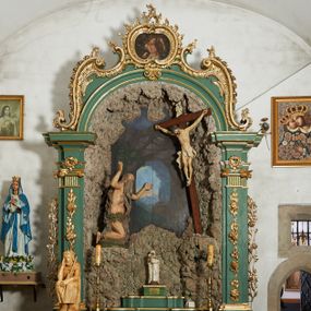 Zdjęcie nr 1: Ołtarz architektoniczny, jednoosiowy, jednokondygnacyjny ze zwieńczeniem. Pierwsza kondygnacja w formie arkady, flankowana parą zdwojonych pilastrów dźwigających imposty i półkolistą profilowaną archiwoltę, ujętą spływami wolutowymi utworzonymi z rocaille'u. Pilastry dekorowane różanymi gałązkami, uszy utworzone z analogicznego motywu. Zwieńczenie w formie rocaille'owego kartusza z obrazem św. Sebastiana. W arkadzie rzeźbiona grota z figurą św. Onufrego przed krucyfiksem. Tło malowane z przedstawieniem wnętrza groty oraz prześwitu z górskim krajobrazem. Polichromia ołtarza jasnozielona z pozłacanymi profilami i ornamentyką.