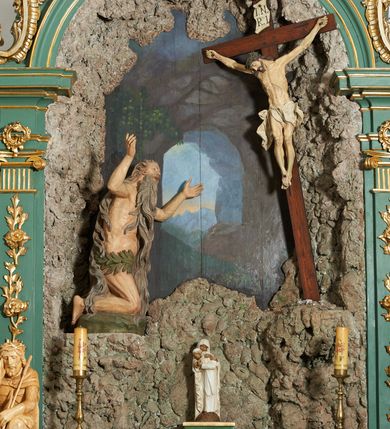 Zdjęcie nr 4: Ołtarz architektoniczny, jednoosiowy, jednokondygnacyjny ze zwieńczeniem. Pierwsza kondygnacja w formie arkady, flankowana parą zdwojonych pilastrów dźwigających imposty i półkolistą profilowaną archiwoltę, ujętą spływami wolutowymi utworzonymi z rocaille&#039;u. Pilastry dekorowane różanymi gałązkami, uszy utworzone z analogicznego motywu. Zwieńczenie w formie rocaille&#039;owego kartusza z obrazem św. Sebastiana. W arkadzie rzeźbiona grota z figurą św. Onufrego przed krucyfiksem. Tło malowane z przedstawieniem wnętrza groty oraz prześwitu z górskim krajobrazem. Polichromia ołtarza jasnozielona z pozłacanymi profilami i ornamentyką.