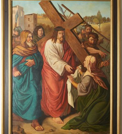 Zdjęcie nr 1: Obraz w formie stojącego prostokąta. Wielopostaciowa kompozycja przedstawiająca epizod z drogi krzyżowej. W centrum postać Chrystusa niosącego na lewym ramieniu krzyż, zwróconego w trzech czwartych w prawo, prawą rękę wyciąga ku klęczącej przed nim św. Weronice. Chrystus ubrany w białą tunikę oraz czerwony płaszcz przewiązany diagonalnie przez lewe ramię, na głowie ma koronę cierniową. Weronika ukazana tyłem, zwrócona w trzech czwartych w lewo, w obu rękach trzyma chustę. Ubrana jest w jasnofioletową tunikę, zielony płaszcz i jasnoróżowy welon. Po prawej stronie Chrystusa ukazany idący starzec z siwą brodą, ubrany w czerwoną tunikę, niebieski płaszcz i żółtą chustę. Za Chrystusem postacie oprawców i żołnierzy oraz św. Szymona z Cyreny podtrzymującego ramię krzyża. Scena ukazana na tle miasta z widocznym w oddali pejzażem. Obraz ujęty drewnianą, profilowaną ramą, polichromowaną w kolorze brązowym i złoconą. 

