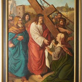 Zdjęcie nr 1: Obraz w formie stojącego prostokąta. Wielopostaciowa kompozycja przedstawiająca epizod z drogi krzyżowej. W centrum postać Chrystusa niosącego na lewym ramieniu krzyż, zwróconego w trzech czwartych w prawo, prawą rękę wyciąga ku klęczącej przed nim św. Weronice. Chrystus ubrany w białą tunikę oraz czerwony płaszcz przewiązany diagonalnie przez lewe ramię, na głowie ma koronę cierniową. Weronika ukazana tyłem, zwrócona w trzech czwartych w lewo, w obu rękach trzyma chustę. Ubrana jest w jasnofioletową tunikę, zielony płaszcz i jasnoróżowy welon. Po prawej stronie Chrystusa ukazany idący starzec z siwą brodą, ubrany w czerwoną tunikę, niebieski płaszcz i żółtą chustę. Za Chrystusem postacie oprawców i żołnierzy oraz św. Szymona z Cyreny podtrzymującego ramię krzyża. Scena ukazana na tle miasta z widocznym w oddali pejzażem. Obraz ujęty drewnianą, profilowaną ramą, polichromowaną w kolorze brązowym i złoconą. 


