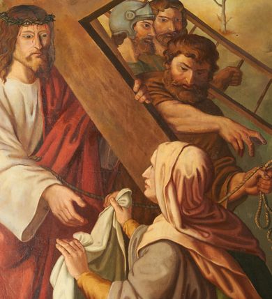 Zdjęcie nr 2: Obraz w formie stojącego prostokąta. Wielopostaciowa kompozycja przedstawiająca epizod z drogi krzyżowej. W centrum postać Chrystusa niosącego na lewym ramieniu krzyż, zwróconego w trzech czwartych w prawo, prawą rękę wyciąga ku klęczącej przed nim św. Weronice. Chrystus ubrany w białą tunikę oraz czerwony płaszcz przewiązany diagonalnie przez lewe ramię, na głowie ma koronę cierniową. Weronika ukazana tyłem, zwrócona w trzech czwartych w lewo, w obu rękach trzyma chustę. Ubrana jest w jasnofioletową tunikę, zielony płaszcz i jasnoróżowy welon. Po prawej stronie Chrystusa ukazany idący starzec z siwą brodą, ubrany w czerwoną tunikę, niebieski płaszcz i żółtą chustę. Za Chrystusem postacie oprawców i żołnierzy oraz św. Szymona z Cyreny podtrzymującego ramię krzyża. Scena ukazana na tle miasta z widocznym w oddali pejzażem. Obraz ujęty drewnianą, profilowaną ramą, polichromowaną w kolorze brązowym i złoconą. 

