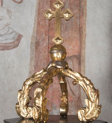 Zdjęcie nr 2: Chrzcielnica została osadzona na trójstopniowej, schodkowo zmniejszającej się, kwadratowej w rzucie podstawie. Jest utworzona z trzonu w typie gruszkowatym, który podtrzymuje płytką czarę, silnie wybrzuszoną w dolnej części, z puklami i lekko wklęsłą w górnej z profilowanym, zaoblonym brzegiem. Pokrywa drewniana,  sześcioboczna, zwieńczona czterema liściastymi, wolutowymi kabłąkami z kulą i krzyżem na szczycie. Na podstawie ryta inskrypcja:  "A[NDREAS] M[AJERANOWSKI] / PH[ILOSOPHIAE] D[OCTOR] / P[AROCHUS] G[IEBULTOVIENSIS] / D[EO] S[ACRUM] / A[NNO] D[OMINI] / 1666".